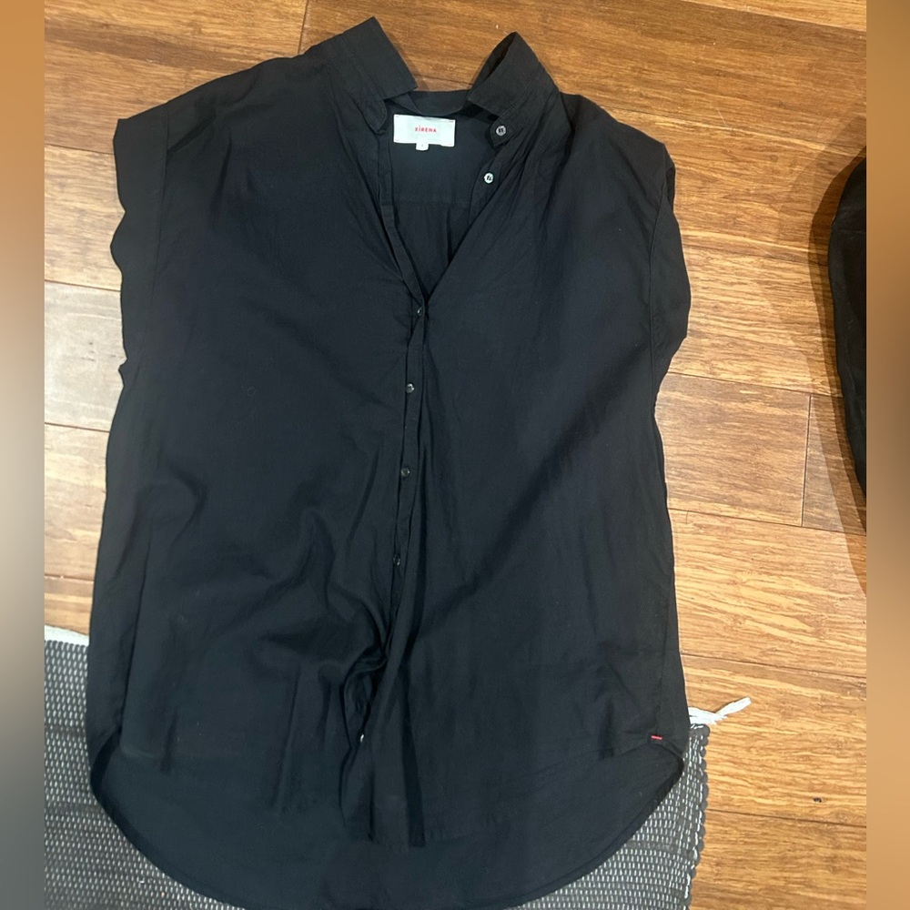 XiRENA Black Cap-Sleeve Button Front Top